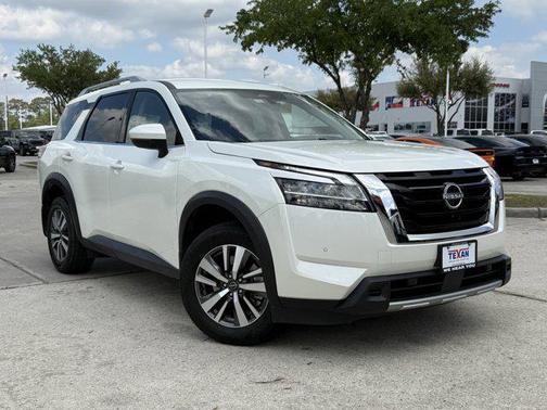 Pearl White Tricoat 2024 Nissan Pathfinder SL 4WD