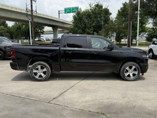 Diamond Black Crystal Pearlcoat 2026 RAM 1500 Express