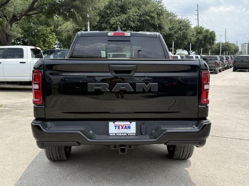Diamond Black Crystal Pearlcoat 2026 RAM 1500 Express