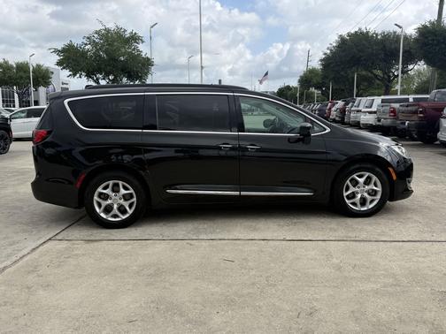 Brilliant Black Crystal Pearlcoat 2017 Chrysler Pacifica Touring-L