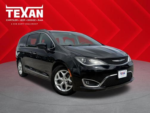 Brilliant Black Crystal Pearlcoat 2017 Chrysler Pacifica Touring-L