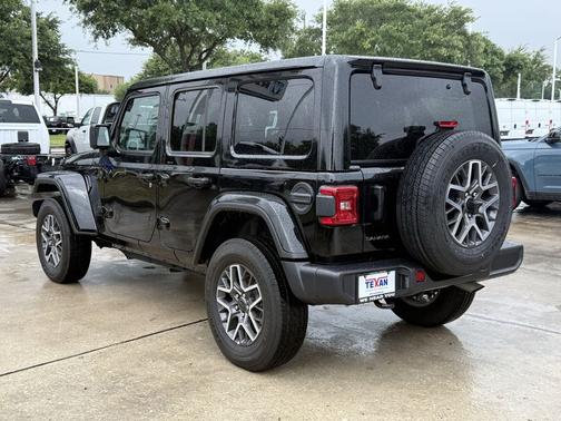 Black Clearcoat 2025 Jeep Wrangler 4-Door Sahara 4x4