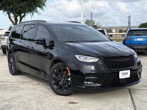 Diamond Black Crystal Pearlcoat 2026 Chrysler Pacifica Limited