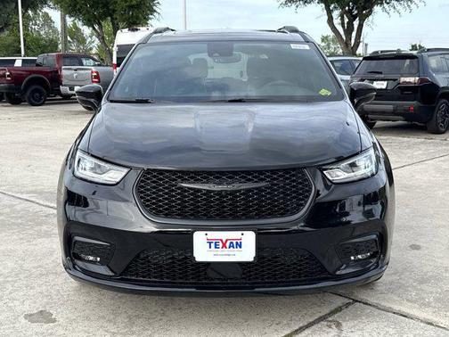 Diamond Black Crystal Pearlcoat 2026 Chrysler Pacifica Limited