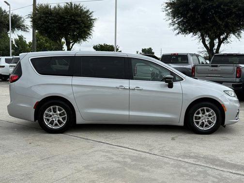 Silver Mist Clearcoat 2024 Chrysler Pacifica Touring L