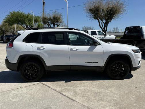 Bright White Clearcoat 2023 Jeep Cherokee Altitude