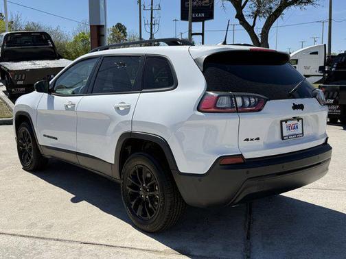 Bright White Clearcoat 2023 Jeep Cherokee Altitude