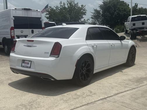 Bright White Clearcoat 2019 Chrysler 300 Touring