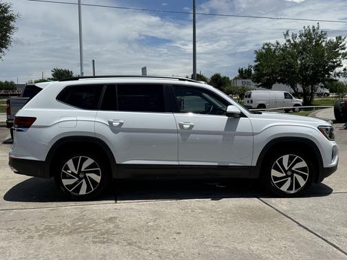 White 2025 Volkswagen Atlas 2.0T SE w/Technology 4MOTION