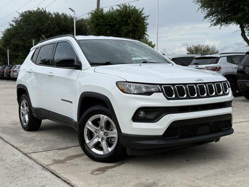 Bright White Clearcoat 2024 Jeep Compass Latitude