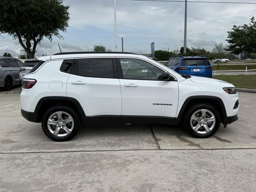 Bright White Clearcoat 2024 Jeep Compass Latitude