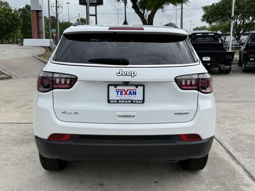 Bright White Clearcoat 2024 Jeep Compass Latitude