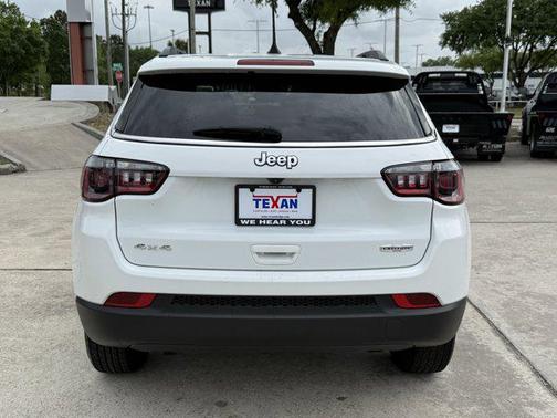 Bright White Clearcoat 2024 Jeep Compass Latitude