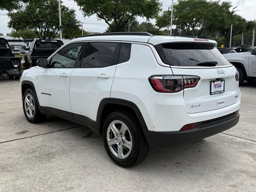 Bright White Clearcoat 2024 Jeep Compass Latitude