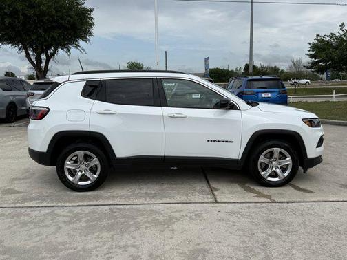 Bright White Clearcoat 2024 Jeep Compass Latitude