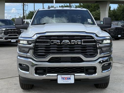 Bright White Clearcoat 2026 RAM 2500 Tradesman Crew Cab 4x4 8' Box