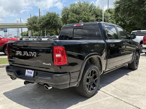 Diamond Black Crystal Pearlcoat 2026 RAM 1500 Laramie