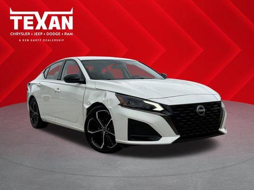 Glacier White 2023 Nissan Altima SR FWD