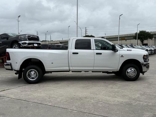 Bright White Clearcoat 2026 RAM 3500 Tradesman Crew Cab 4x4 8' Box