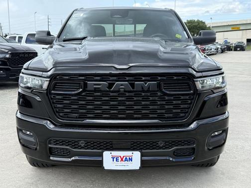 Diamond Black Crystal Pearlcoat 2026 RAM 1500 Express