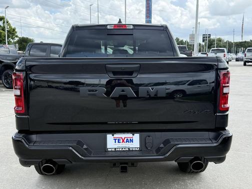 Diamond Black Crystal Pearlcoat 2026 RAM 1500 Express