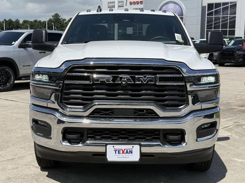 Bright White Clearcoat 2026 RAM 3500 Tradesman Crew Cab 4x4 8' Box