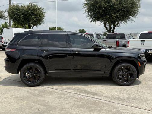 Diamond Black Crystal Pearlcoat 2026 Jeep Grand Cherokee Limited