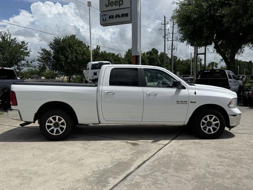 Bright White Clearcoat 2018 RAM 1500 SLT