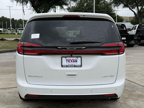 Bright White Clearcoat 2027 Chrysler Pacifica Limited