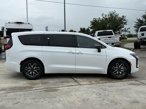 Bright White Clearcoat 2027 Chrysler Pacifica Limited