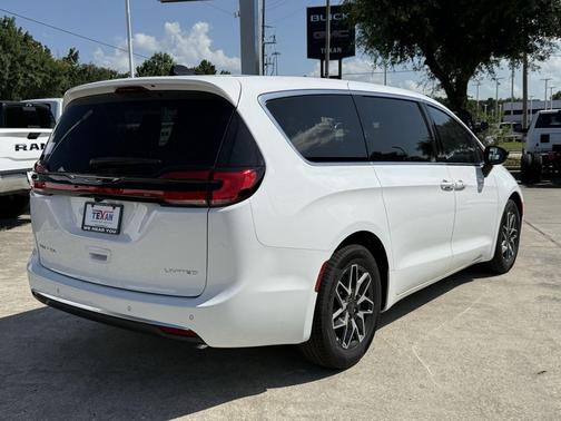 Bright White Clearcoat 2027 Chrysler Pacifica Limited