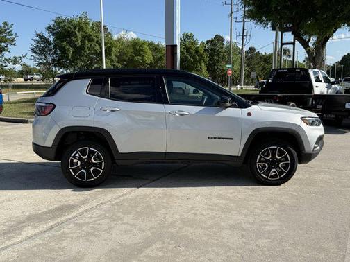 Silver Zynith Metallic Clearcoat 2024 Jeep Compass Trailhawk
