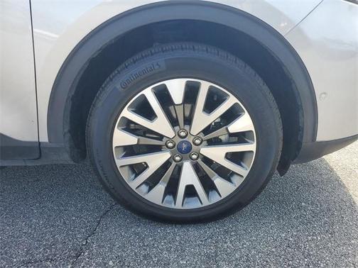 Photo 3 of 31 of 2020 Ford Escape Titanium