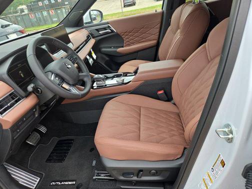 White Diamond/Black Roof 2026 Mitsubishi Outlander SEL 2.5 2WD