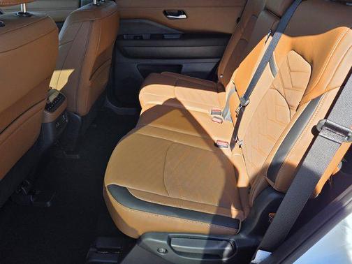 2025 Nissan Pathfinder Platinum FWD