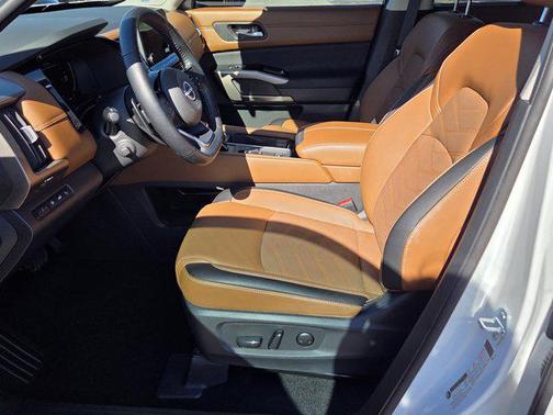 2025 Nissan Pathfinder Platinum FWD