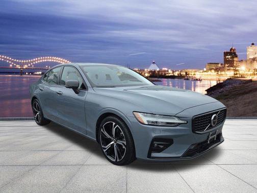 2024 Volvo S60 B5 Plus Dark Theme