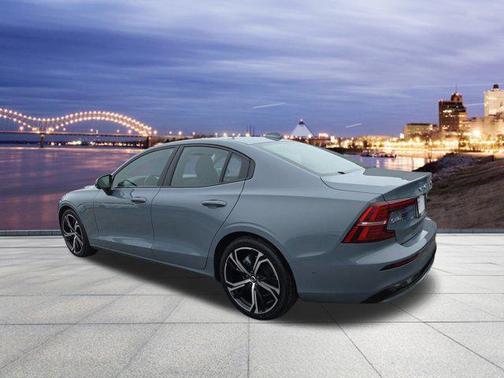 2024 Volvo S60 B5 Plus Dark Theme