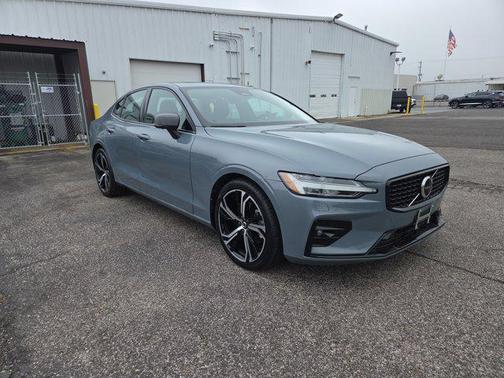 2024 Volvo S60 B5 Plus Dark Theme