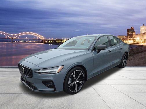 2024 Volvo S60 B5 Plus Dark Theme