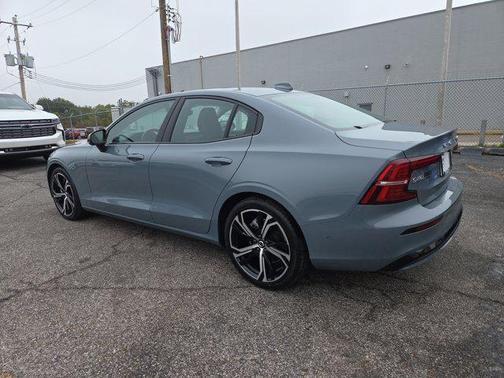 2024 Volvo S60 B5 Plus Dark Theme