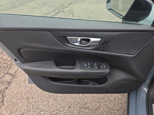 2024 Volvo S60 B5 Plus Dark Theme