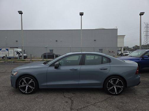 2024 Volvo S60 B5 Plus Dark Theme