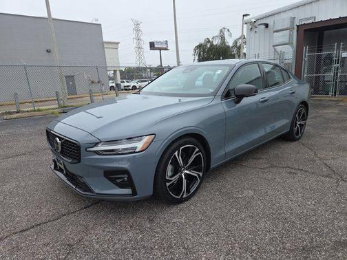 2024 Volvo S60 B5 Plus Dark Theme