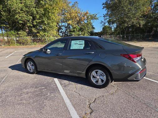 2025 Hyundai ELANTRA SE
