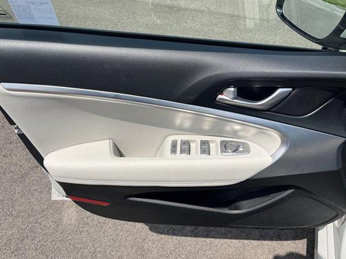 2025 Genesis G70 2.5T RWD