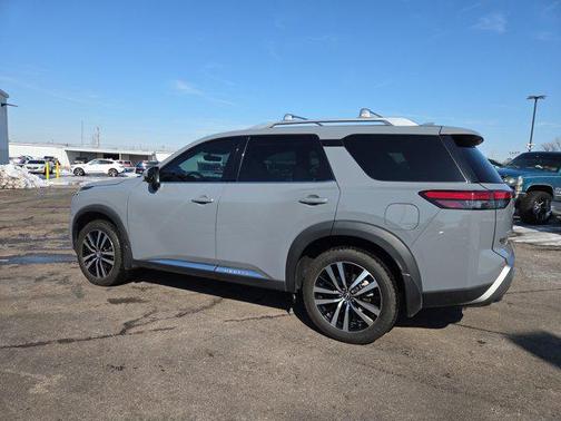 2023 Nissan Pathfinder Platinum FWD