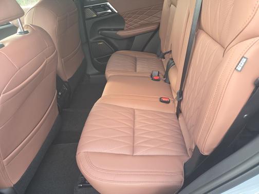 Moonstone Gray Metallic/Black Roof 2026 Mitsubishi Outlander SEL