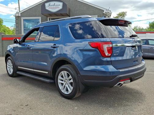 Blue Metallic 2018 Ford Explorer XLT