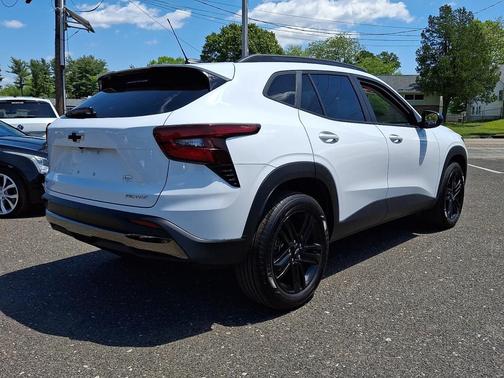 Summit White 2024 Chevrolet Trax FWD ACTIV